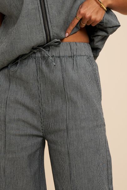 Zwart gestreepte pantalon met pintuck