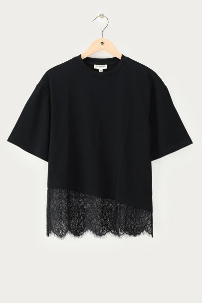 Schwarzes T-Shirt mit schrägem Spitzeneinsatz
