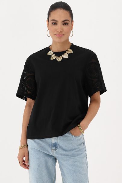 Zwart T-shirt met embroidery mouwen