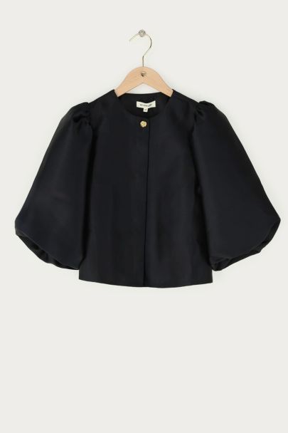 Zwarte top met pofmouwen en knopen