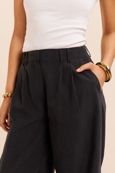 Zwarte pantalon met koord aan de onderkant