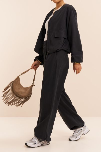 Zwarte pantalon met koord aan de onderkant