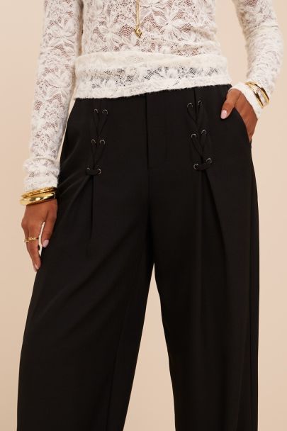 Pantalon noir avec détails lacés