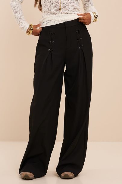 Pantalon noir avec détails lacés
