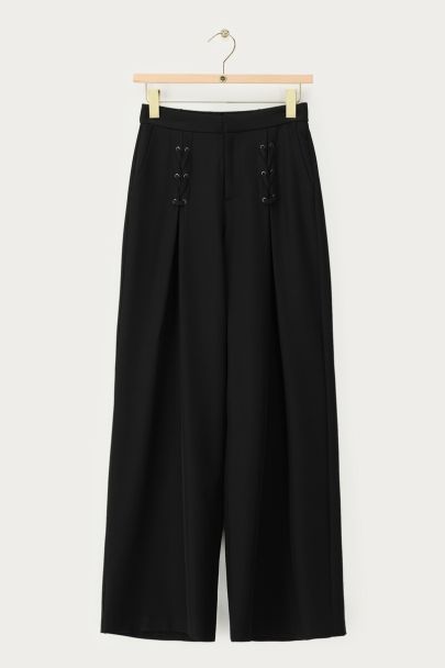 Pantalon noir avec détails lacés