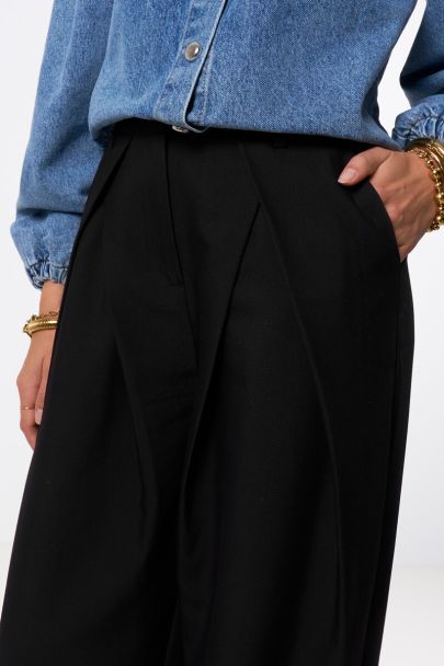 Schwarze Hose mit Bundfalten