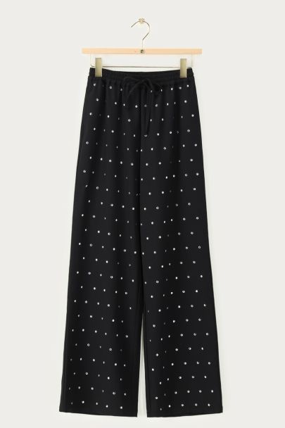Schwarze Hose mit silberfarbenen Nieten