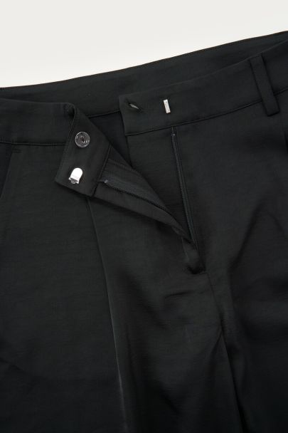 Schwarze Hose mit weitem Bein in Satinoptik