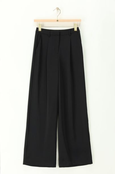 Schwarze Hose mit weitem Bein in Satinoptik