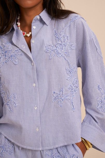 Blauw-wit gestreepte blouse met embroidery details