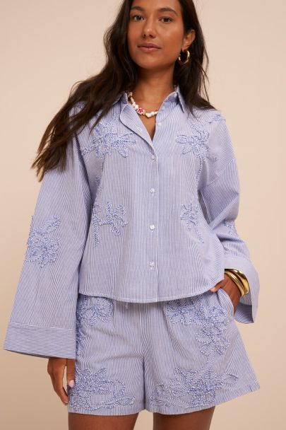 Blauw-wit gestreepte blouse met embroidery details