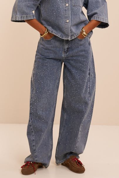 Blaue Barrel-Jeans mit Strasssteinen