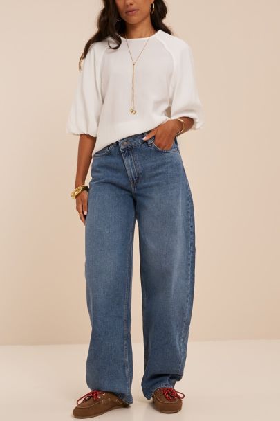 Jean barrel bleu avec fermeture asym&eacute;trique