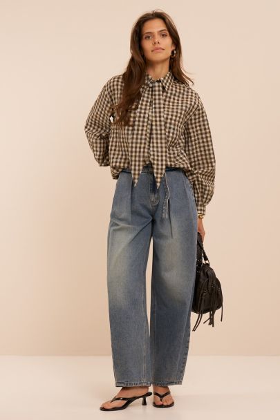 Blue barrel jeans with pleated pockets