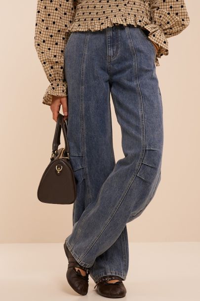 Jean barrel bleu avec coutures