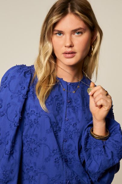 Blauwe blouse met trompetmouwen en 3D bloemen
