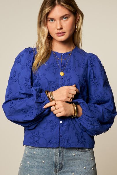 Blauwe blouse met trompetmouwen en 3D bloemen