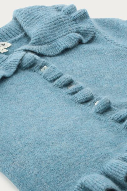 Blaue Strickjacke mit Rüschenkragen