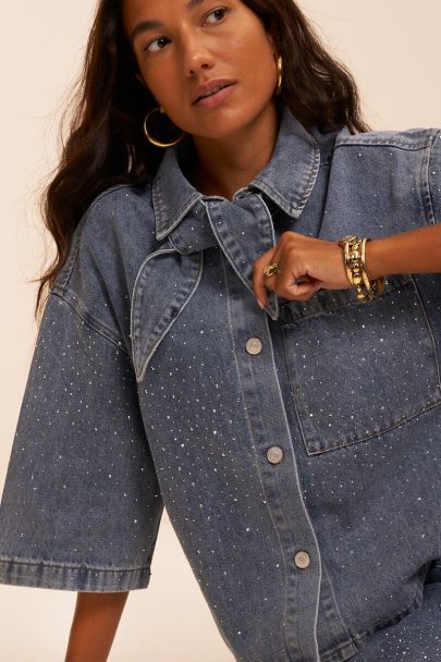 Blauwe denim blouse met sjaal en all over strass