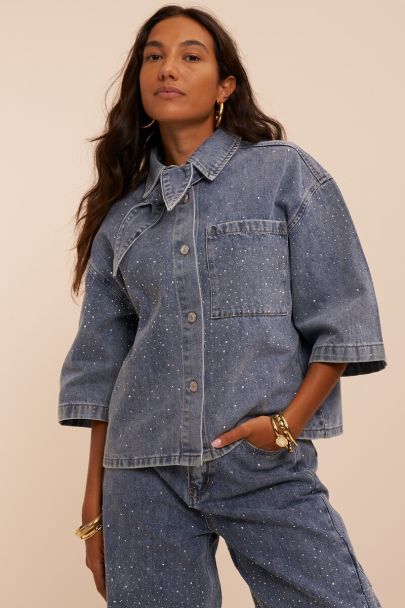 Blauwe denim blouse met sjaal en all over strass