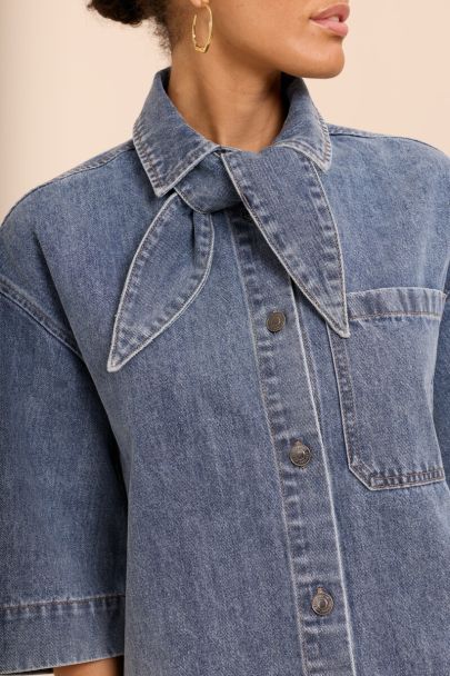 Blauwe denim blouse met korte mouwen en sjaal