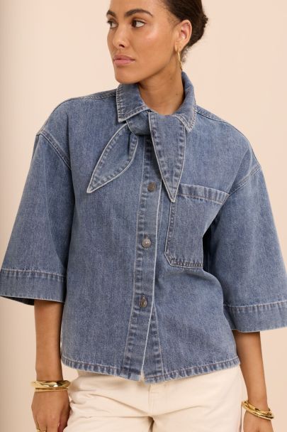 Blauwe denim blouse met korte mouwen en sjaal