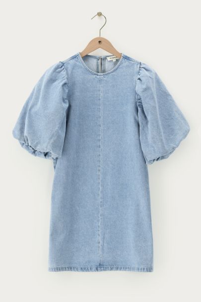 Blauwe denim jurk met korte pofmouwen