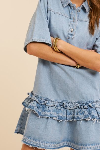 Blauwe denim jurk met korte mouwen en ruffles