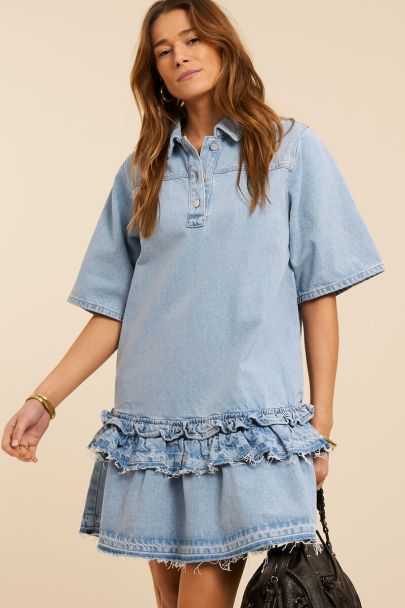 Blauwe denim jurk met korte mouwen en ruffles