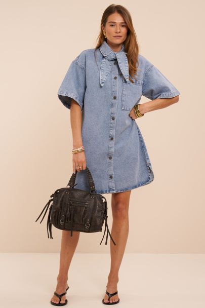 Robe en denim bleu avec détail nœud