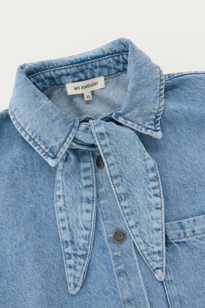 Robe en denim bleu avec détail nœud