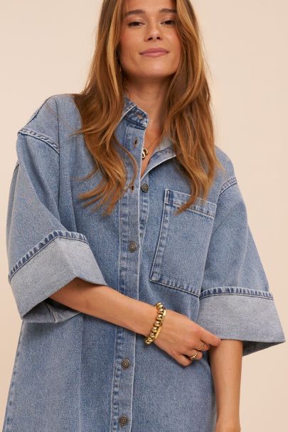 Blauwe denim jurk met korte opgerolde mouwen