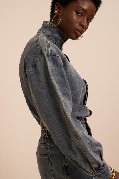 Combinaison en denim bleu &agrave; col montant