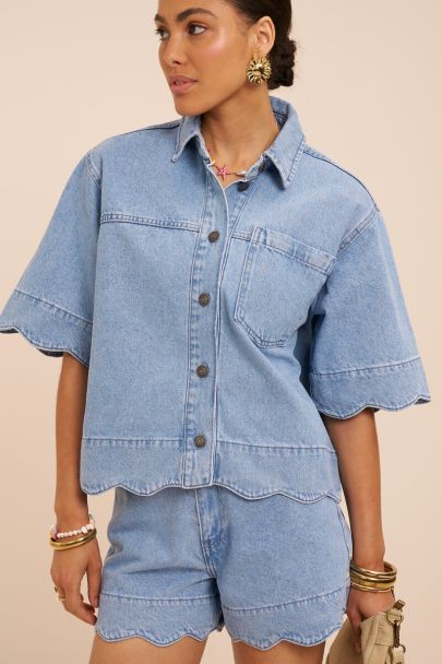 Blauw denim short met geschulpte rand
