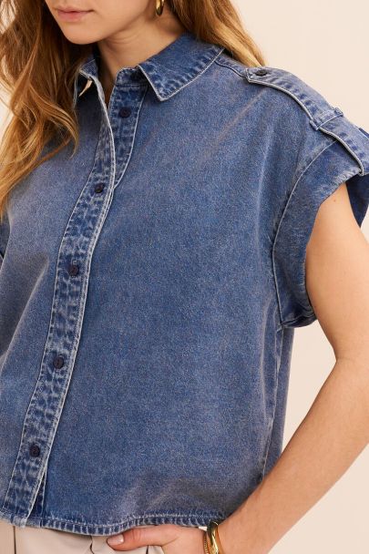 Top en denim bleu à manches courtes retroussées 