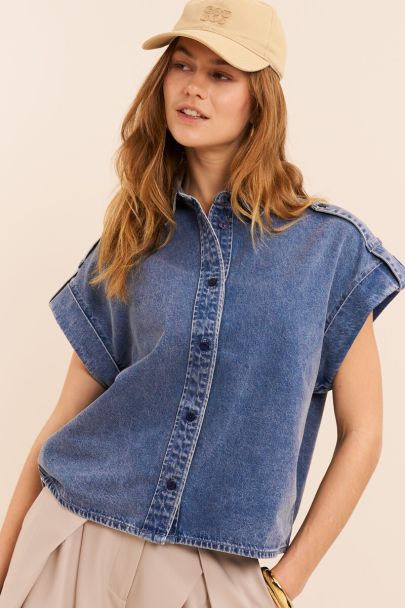 Top en denim bleu à manches courtes retroussées 