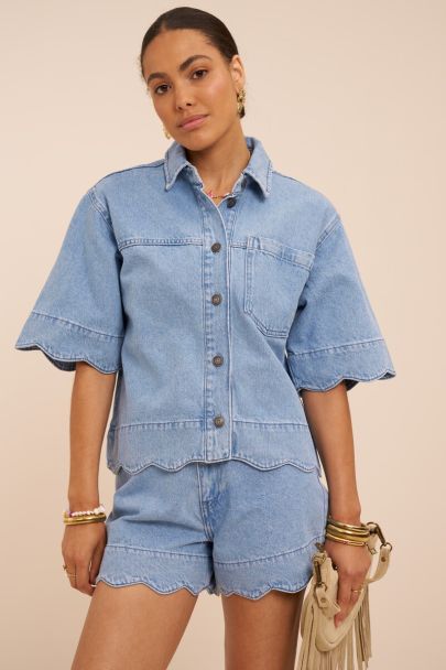 Blauwe denim top met geschulpte rand