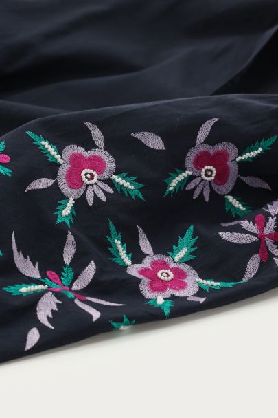 Dunkelblaue Bluse mit Blumenstickerei 