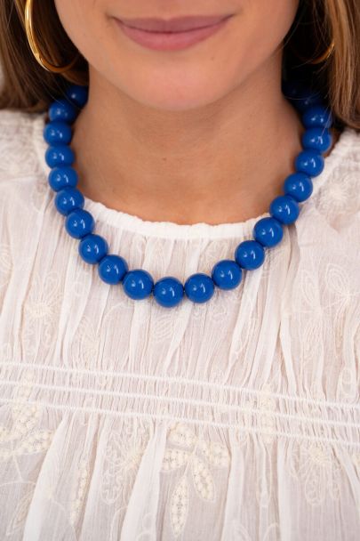 Blaue Kette mit klobigen Perlen
