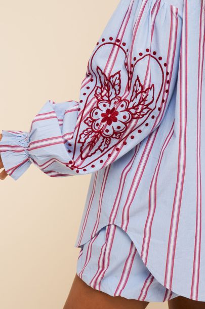 Blauw gestreepte blouse met embroidery op de mouwen