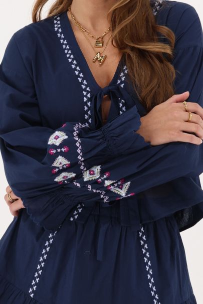 Blauwe top met strikjes & embroidery details