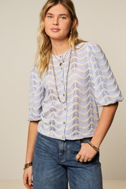 Blaues Oberteil mit Print und Perlmutt-Knöpfen