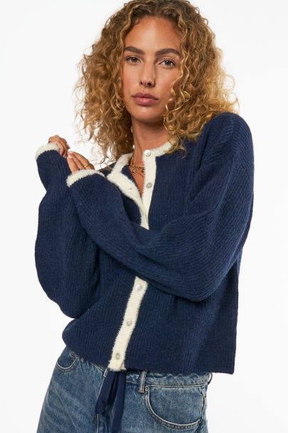 Cardigan bleu avec contraste blanc