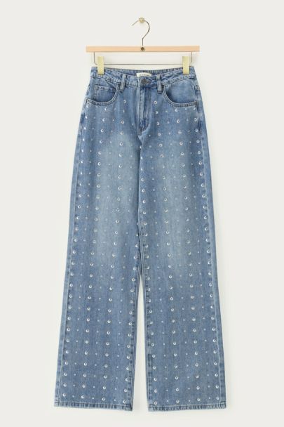 Blaue weite Jeans mit silberfarbenen Nieten