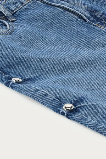 Blaue Jeans mit weitem Bein und Nieten