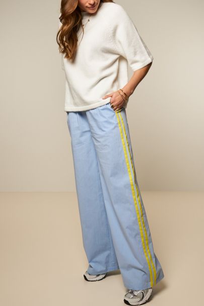 Blaue Hose mit weitem Bein und Kontraststreifen