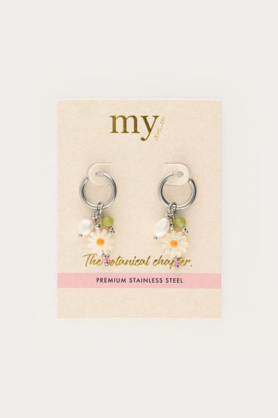 Botanical oorringen met witte bloemen en zoetwaterparels