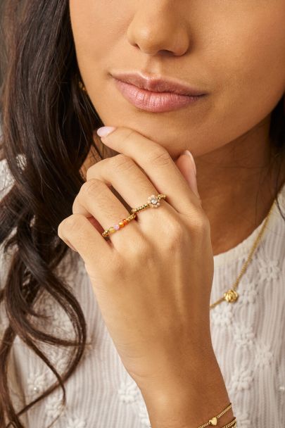 Botanical stretch ring met beige kralen bloem