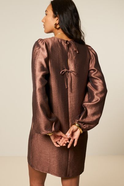 Bronzefarbenes Kleid mit langen Puffärmeln