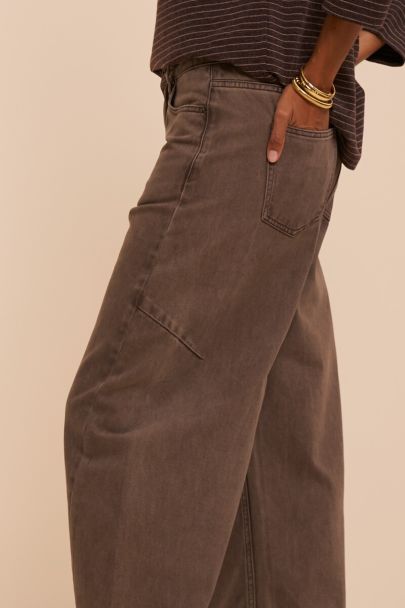 Jean barrel marron avec couture en biais